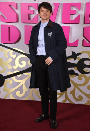 【Dior】ディオールを纏うセレブリティ：エドワード・ブルーメル @『アガサ・クリスティのセブンダイヤルズ』プレミア