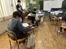 ありがとうの手紙を書く児童