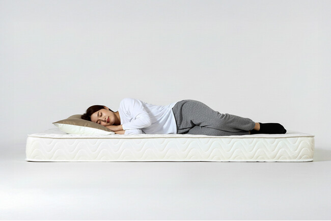 その眠れなさ、マットレスが原因かも。2月3日「不眠の日」に向け、寝心地で選べる2タイプの圧縮マットレスを新発売。