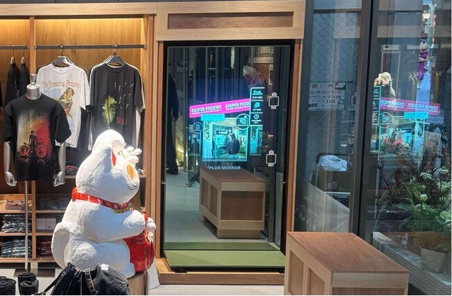 【導入事例公開】パーフェクト社のAI服試着APIを体験型ミラー「+PLUS MIRROR」に提供、実店舗でバーチャル試着が可能に