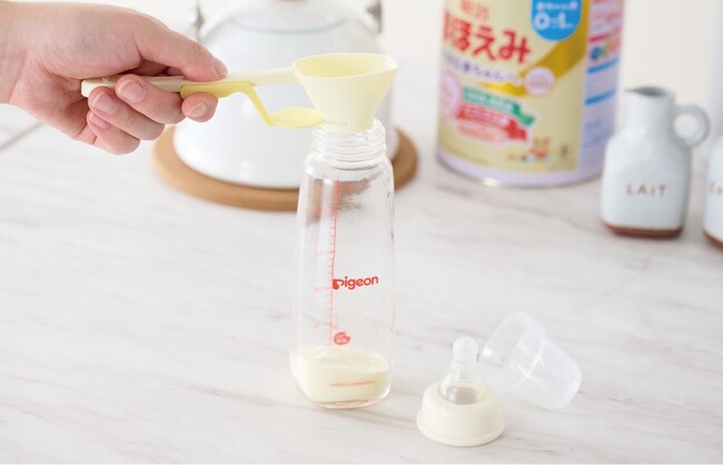 もう迷わない！簡単に粉ミルクが量れて、ほ乳びんに移すときにこぼしにくい粉ミルク計量スプーンがアカチャンホンポに登場！