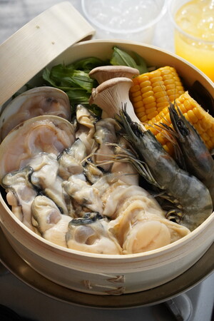 せいろで昆布と酒とともに蒸した贅沢海鮮定食「フタフタ」が愛知・知多半島の牡蠣小屋『ウッドデザインパーク野間』で2026年1月26日から提供開始