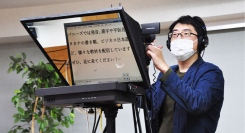 「撮り直し抑制」を目的にした“運用設計付きテレプロンプターレンタル”を提供開始　短期選挙における撮影・収録・配信の時間ロス削減を支援
