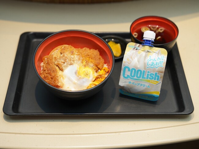 飲むアイス「クーリッシュ」と「名代富士そば」が夢のコラボ！まるで魔法の熱冷（あつひや）メニュー！？超COOLな「かつ丼」が誕生！『クーリッシュホイップかつ丼』
