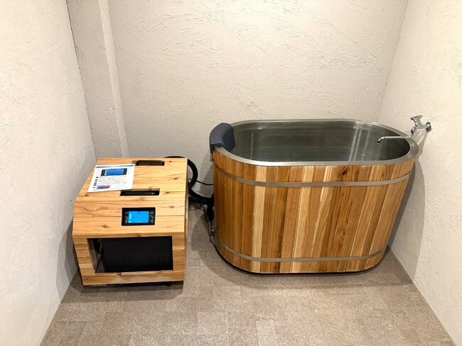 全国で導入が進む「kokolo sauna(R)」が、大阪市のサウナ付き民泊施設「KAJA HOUSE」にチラー水風呂「Hagoromo1s」を導入