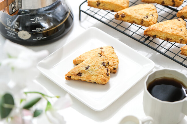 朝のひとときを、カフェのような心地よさに。日常に寄り添う『朝のくつろぎカフェチョコチップスコーン』をスナックミーオンラインストアで期間限定発売