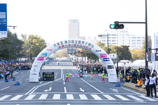 大創産業、「天皇盃 第31回全国男子駅伝」のメインスポンサーとして、初優勝した宮城県チームと入賞チームへ平和への祈りを込めたトロフィーを授与