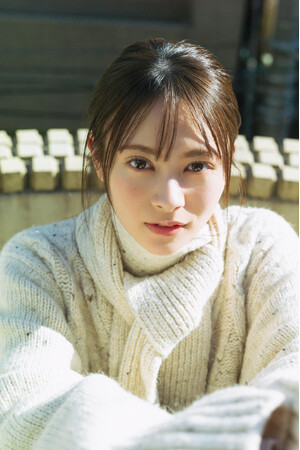 これが、万バズの理由。AKB48の新エース・伊藤百花が、blt graph.vol.114限定版の表紙を飾る。
