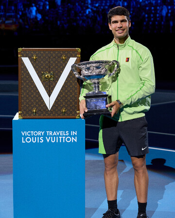 【ルイ・ヴィトン】アンバサダー カルロス・アルカラスが全豪オープン男子シングルスで優勝、トロフィー・トランクに収められた「ノーマン・ブルックス・チャレンジ・カップ」を獲得。