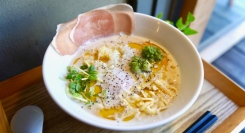 TV企画から生まれた“8席の行列ができるラーメン店”が東京初進出！ イタリアン×濃厚豚骨で話題の『伊太そば』が2/20汐留にオープン