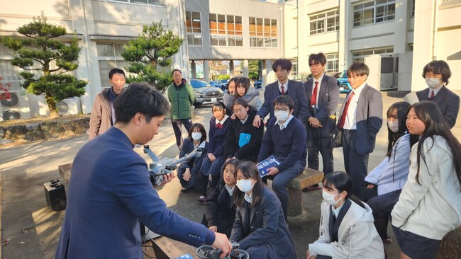 高校生がドローンショーに挑戦！中京テレビ「そらメディア」が津商業高校で特別授業を開講