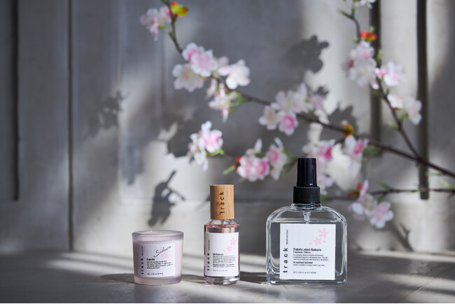 trackより、桜香るオイルが今年も季節限定で登場。ファブリックミストとキャンドルもリリース！