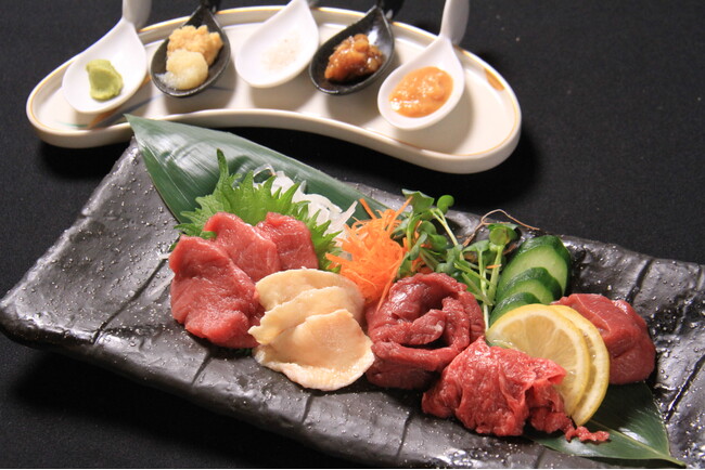 馬刺し全品半額。2月9日“肉の日”を含む3日間限定で2店舗同時開催|大衆馬肉酒場 馬王