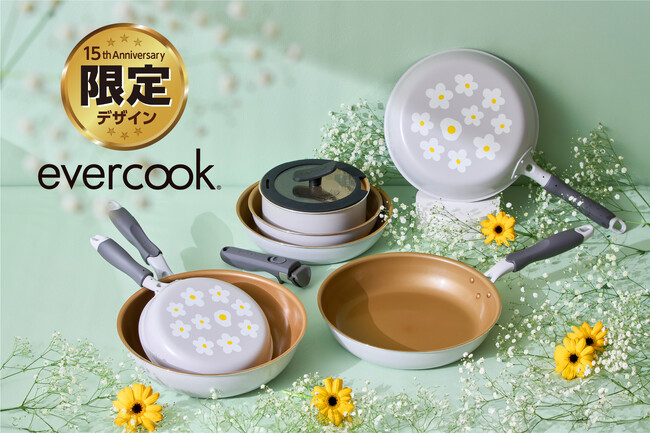毎日の料理をもっと楽しくする、使い勝手がよくてかわいいフライパン。ツルすべの使い心地でリピーター多数の『evercook（エバークック）』より白いお花が描かれた15周年限定デザインを発売