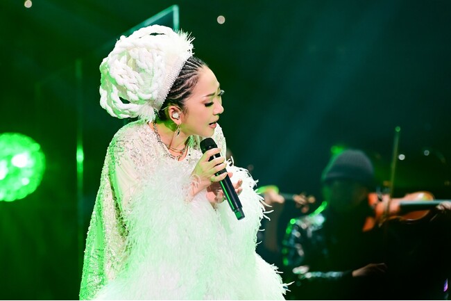 MISIA「星空のライヴXIII」東京公演で転倒ハプニングも、マイクは離さず圧巻のパフォーマンスを披露！さらに全国15会場19公演の追加ホールツアーを発表