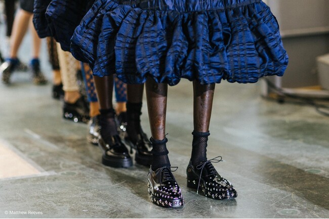 JIMMY CHOO、ノワール ケイ ニノミヤとのコラボレーションアイテムをローンチ