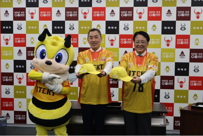 ジェイテクトSTINGS愛知デザインの通学帽子を岡崎市の新一年生へ寄贈