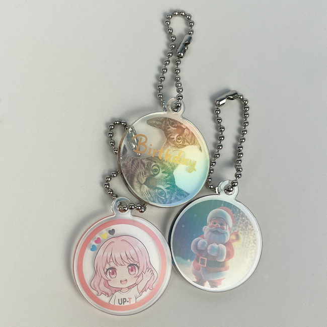 UP-Tから幻想的な輝きを放つホログラムアクリルキーホルダーが新登場!