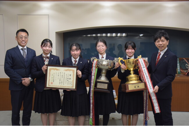 全国高校弓道選抜大会優勝!豊橋商弓道部、創部71年目で初!!ー市長に報告ー