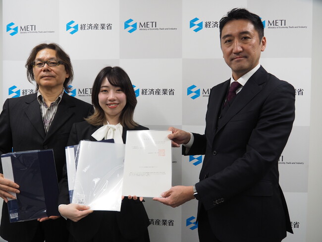 文具業界初の「認定プラスチック使用製品」認定を取得「軽量クリアーファイル」「軽量クリアーホルダー」新発売