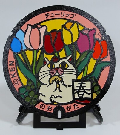 【直方市】切り絵クリエイターKENがデザイン、オリジナルデザインマンホールを設置！