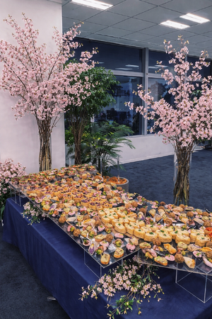【オフィス花見が新定番に】寺井幸也「YUKIYAMESHI」桜装飾付きプラン登場、社内交流促進へ