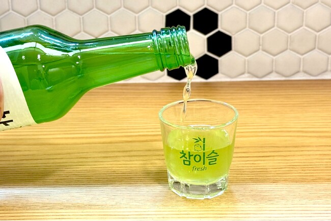 『抹茶ミスル』が期間限定登場!抹茶を振って飲む新体験|大衆馬肉酒場 馬王 十三店