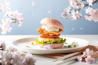 富士マリオットホテル山中湖　ピンク色バンズとライム香るフィッシュケーキが彩る春バーガー
「甲斐サーモンとフィッシュケーキの春色バーガー」発売