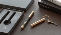 「かく」喜びを届ける筆記具開発ラボより、ギフトにも喜ばれる
「SAKURA craft_lab® 001&キーリングセット」を数量限定で発売！