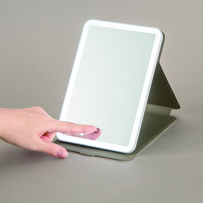 タブレットのように手軽に持ち運べる！ 外出先での使用もおすすめのLEDミラーを新発売