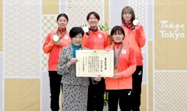 表彰式に出席した川島 真琴選手(後列中央)(C)東京都
