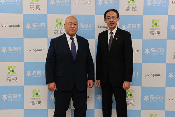 藤島部屋の元大関武双山・藤島親方が大相撲大阪場所を前に高槻市役所を訪問