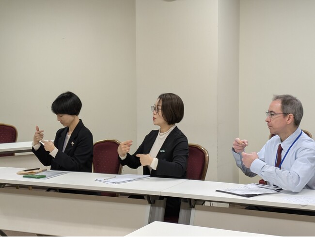 手話研修の一期生が誕生 接客現場での活用を推進