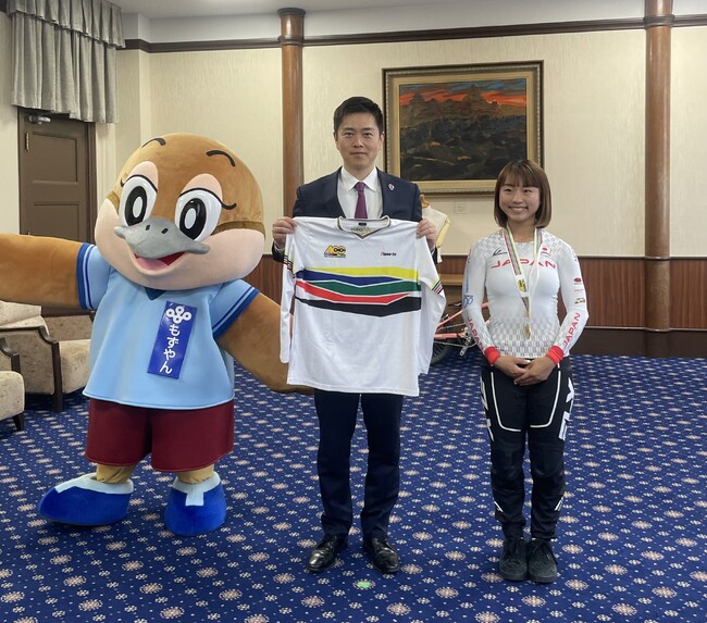 BMXracingアジアチャンピオン西村 寧々花が吉村 洋文知事を表敬訪問