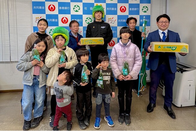 バスケ界の「西田兄弟」が育てた渾身の一本。シーホース三河・西田優大選手が自ら収穫したきゅうりを地元・西尾の子どもたちへ。