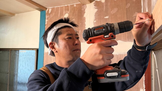 パンサー尾形がDIYで古民家のリフォームに挑戦!こだわりスペースはどんな仕上がりに!?DIYアドバイザーの声を聞きつつ地道に作業、尾形軍団も参戦!ボロボロの家を前に絶望感から始まった無謀な挑戦の結末は?
