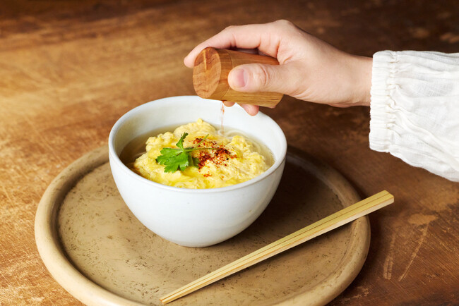 食卓に、小さな森の風景を。暮らしを愉しむ料理家の視点と地域の木を活かす「やまとわ」の技術から生まれた、木の七味入れ「Kodachi」発売。