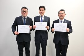 写真左より、ファーボ研究所の高橋社長、エレクトロルートジャパンの谷取締役、東京製鐵の奈良社長 写真左より、ファーボ研究所の高橋社長、エレクトロルートジャパンの谷取締役、東京製鐵の奈良社長