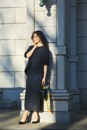 【ミモレストア】ミモレブロガー・山根亜希子さんコラボ第３弾。「THE CLASSE（ザ クラス）」から“究極の大人ネイビー“のブラウスとスカートが登場！