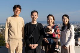 左から岡田真明・教主代行、能作文徳氏、常山未央氏、教主代行の妻の岡田マミ。