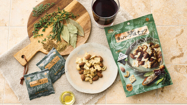 ”連食性”を強化したおつまみシリーズの新フレーバー『楽園の香るハーブ塩ナッツクリスピー セサミミックス』が新発売