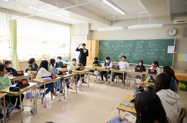 横浜市の小学校で、サステナブルな問題に楽しく向き合う教材『きのこの山・たけのこの里と学ぶ どっち派!? ディベート合戦』を活用した授業が行われました