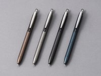 累計販売本数250万本超えのヒット商品、金属軸の「オトナのSARASA」にビジネスシーンの持ち物や服装に調和する新しいボディカラーが登場。ジェルボールペン「サラサグランド」新軸色　3月19日発売