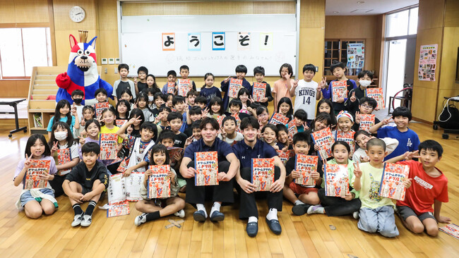 ホームタウン沖縄市内の小学3年生全員に「ドリームスタディドリル」を寄贈(9回目)