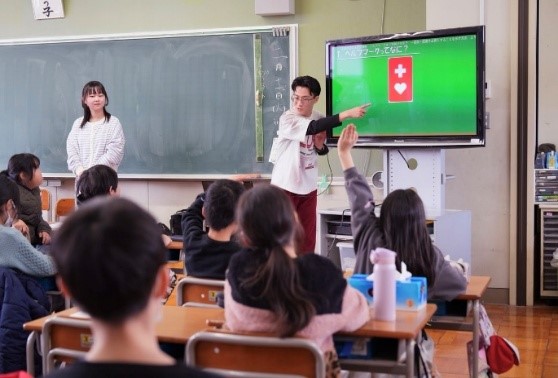 【ソーシャルワーカーを目指す学生が先生に！】近隣の小学校、中学校でヘルプマークを啓発！