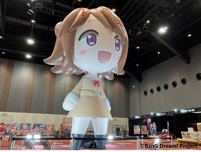 「バンドリ！10周年特別エリア」に高さ約5mの巨大香澄バルーンが登場！バンドリ！プロジェクト11周年を記念し、公式ポータルサイトのリニューアルやハッシュタグキャンペーンも開催中！