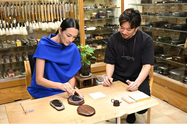 【ＢＳ日テレ】冨永愛が日本唯一の製硯師・青柳貴史氏を取材～石が一番美しい状態の時に彫るのを止める。その『見極め』こそが匠の極意！