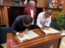 インドネシア国立教育大学(UPI)で調印式に参加するROY株式会社 大石社長(左)とUPI ディディ学長とUPI アウグス学部長 インドネシア国立教育大学(UPI)で調印式に参加するROY株式会社 大石社長(左)とUPI ディディ学長とUPI アウグス学部長