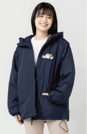 軽さと防寒性を両立した万能アウターが新登場