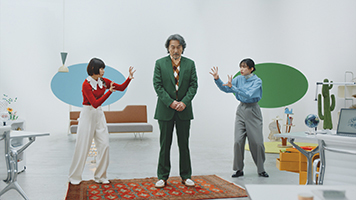 「クラフトボス 世界のTEA」新TV-CM公開　地球人の会社員・役所広司さんが、杉咲花さん＆河合優実さんが勤める“宇宙人姉妹社”へ入社